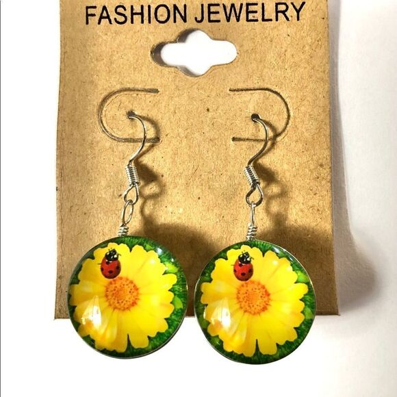 Fashion Jewelry Daisy & Ladybug Earrings (A)75 - Picture 1 of 6